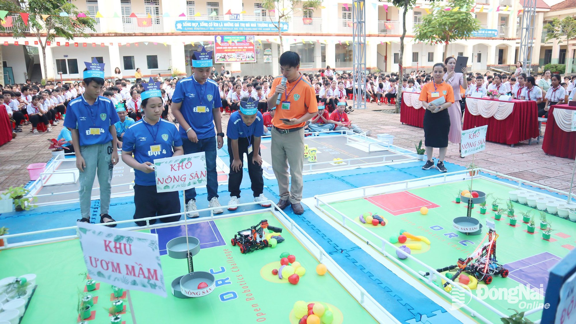 Tan Xuan videregående skole (i Binh Phuoc-distriktet) organiserte den andre Robocon-konkurransen i 2025 og tiltrakk seg et stort antall elever og lærere. Foto: C.T.V.