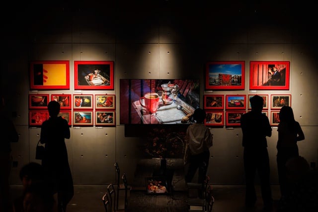 Unieke 'Rode' tentoonstelling van drie fotografen - Foto 1. Triển lãm 'Đỏ' độc đáo của ba nhiếp ảnh gia- Ảnh 1.