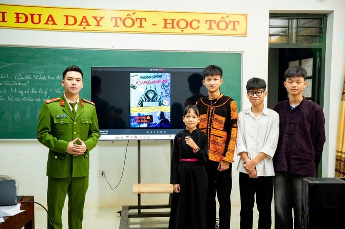 Policie v Bac Ninh učí studenty v horských oblastech bezplatným technologickým dovednostem - Foto 1. Công an Bắc Ninh dạy miễn phí kỹ năng công nghệ cho học sinh vùng cao- Ảnh 1.