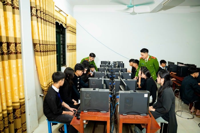 Policie v Bac Ninh učí studenty v horských oblastech bezplatným technologickým dovednostem - Foto 2. Công an Bắc Ninh dạy miễn phí kỹ năng công nghệ cho học sinh vùng cao- Ảnh 2.