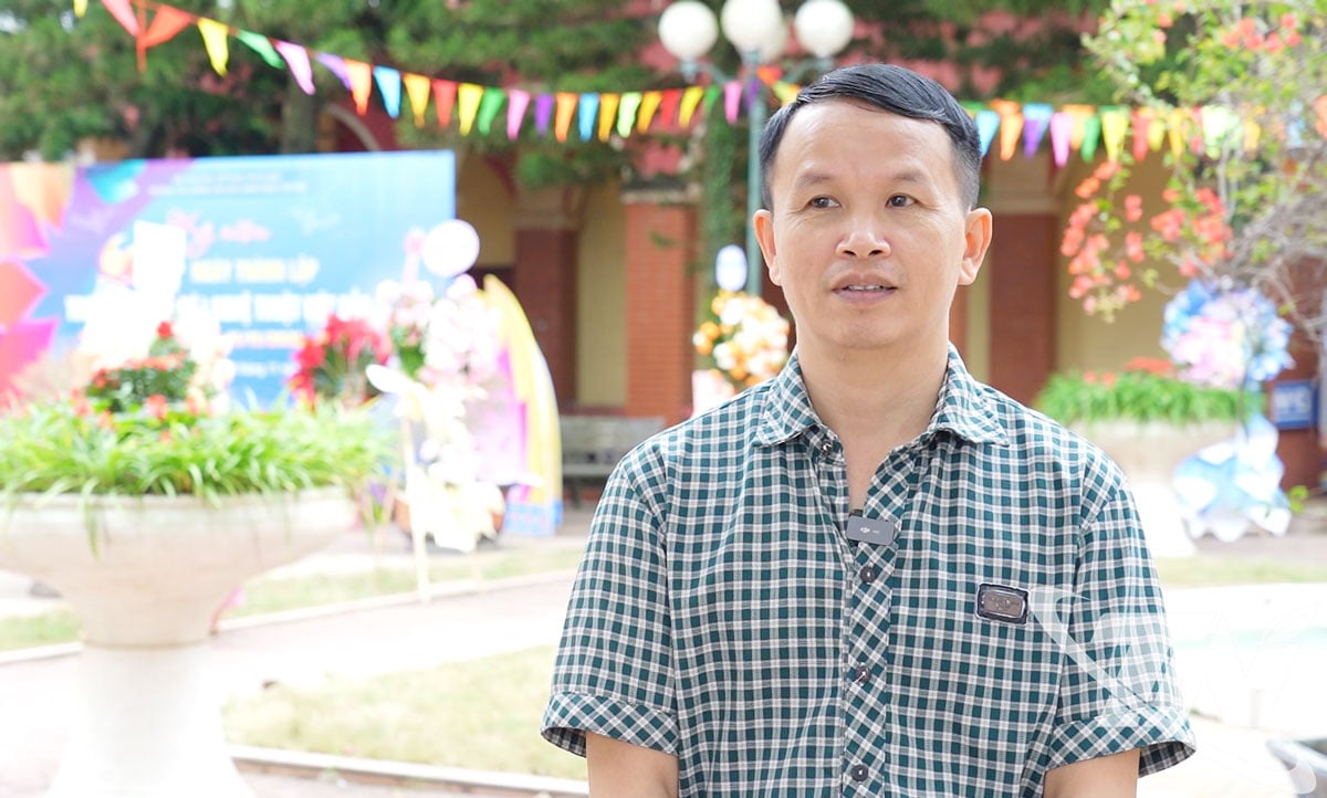 Schilder Duong Van Chung, hoofd van de Vereniging voor Schone Kunsten (Literatuur- en Kunstvereniging van de provincie Thai Nguyen).