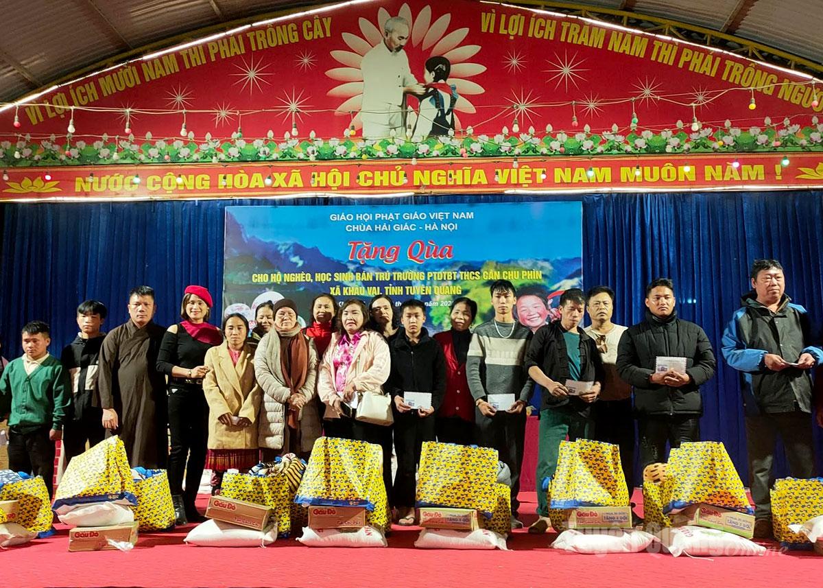 តំណាង​ក្រុម​អ្នក​ស្ម័គ្រ​ចិត្ត​បាន​ប្រគល់​អំណោយ​ជូន​ប្រជាពលរដ្ឋ​ភូមិ​សាន​ស៊ី​លុង។