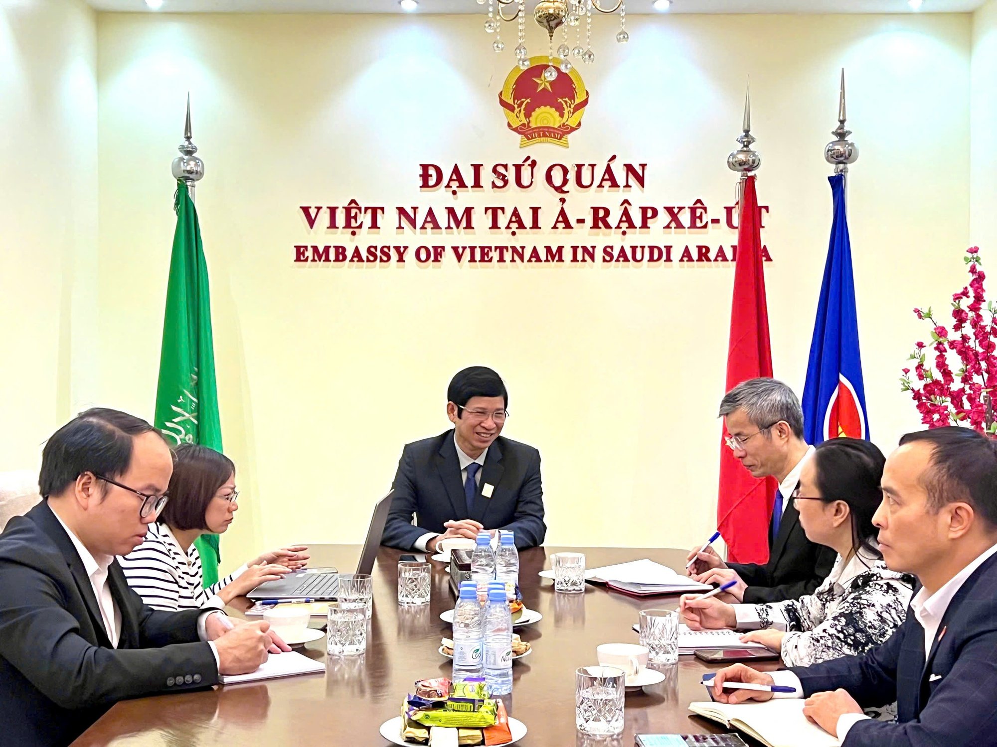 Thứ trưởng Hồ An Phong thăm và làm việc với Đại sứ quán Việt Nam tại Ả-rập Xê-út - Ảnh 1.