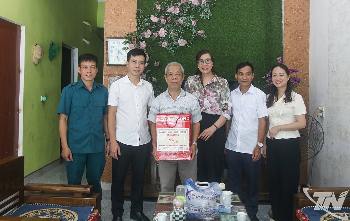 ថ្នាក់ដឹកនាំឃុំ Quang Son ជូនអំណោយដល់គ្រួសារគោលនយោបាយ ក្នុងឱកាសទិវាយុទ្ធជនពិការ និងយុទ្ធជនពលី (២៧ កក្កដា)។