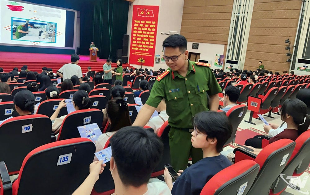 Το Τμήμα Διερεύνησης Εγκλημάτων Ναρκωτικών της Επαρχιακής Αστυνομίας προωθεί τον νόμο στο Πανεπιστήμιο Thai Nguyen.