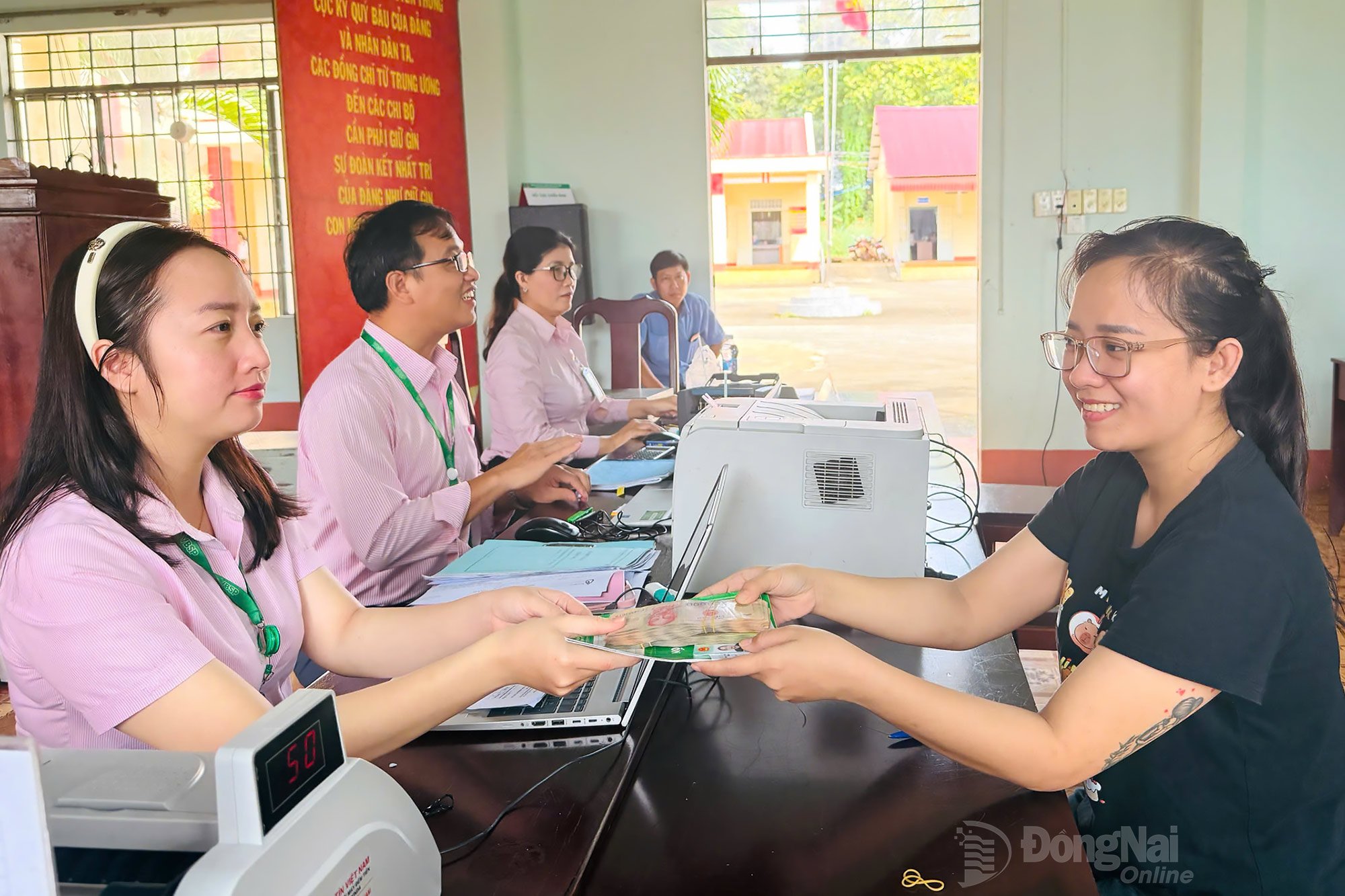 Loc Ninhs socialpolitiska banks transaktionskontor utbetalar lån till kunder. Foto: DVCC