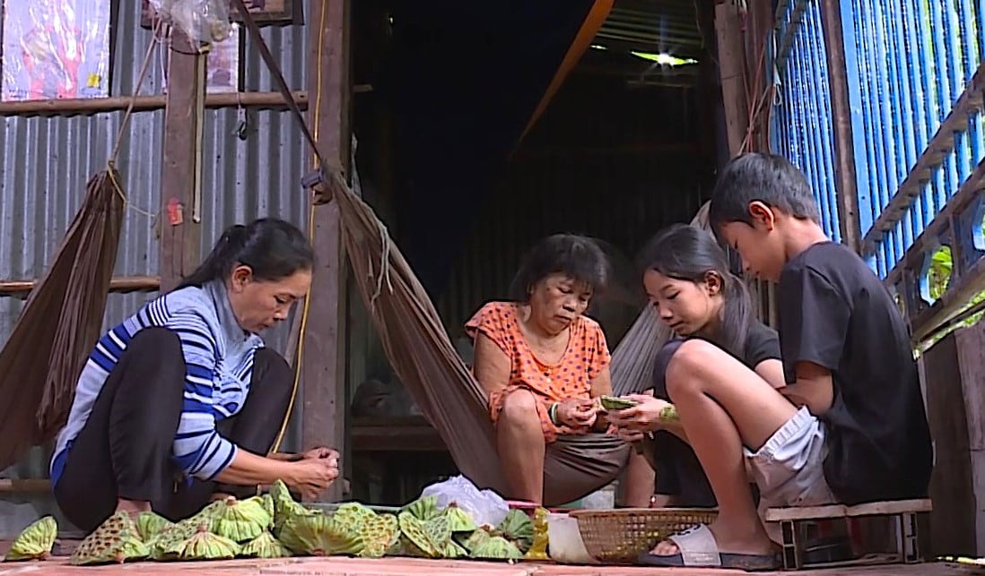 Do Huynh Thuy Daos familj skalar lotusfrön för att tjäna extra inkomst.