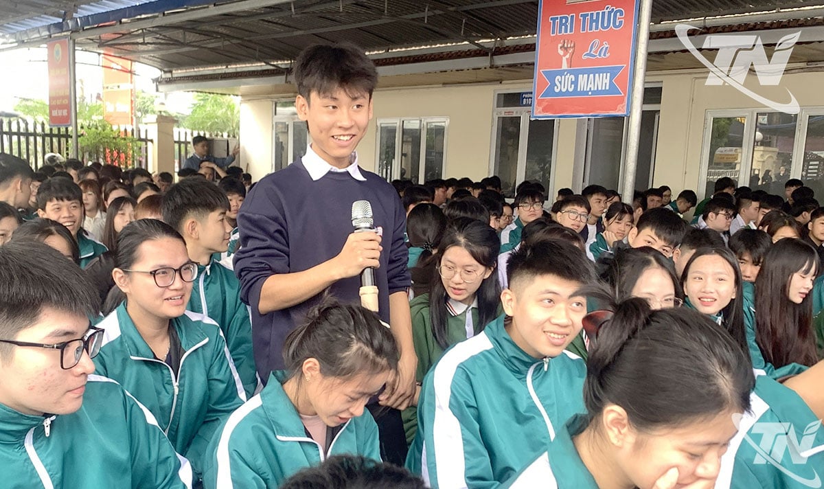 Οι μαθητές του Λυκείου Vo Nguyen Giap απαντούν σε ερωτήσεις σε μια συνεδρία διάδοσης νομικών θεμάτων