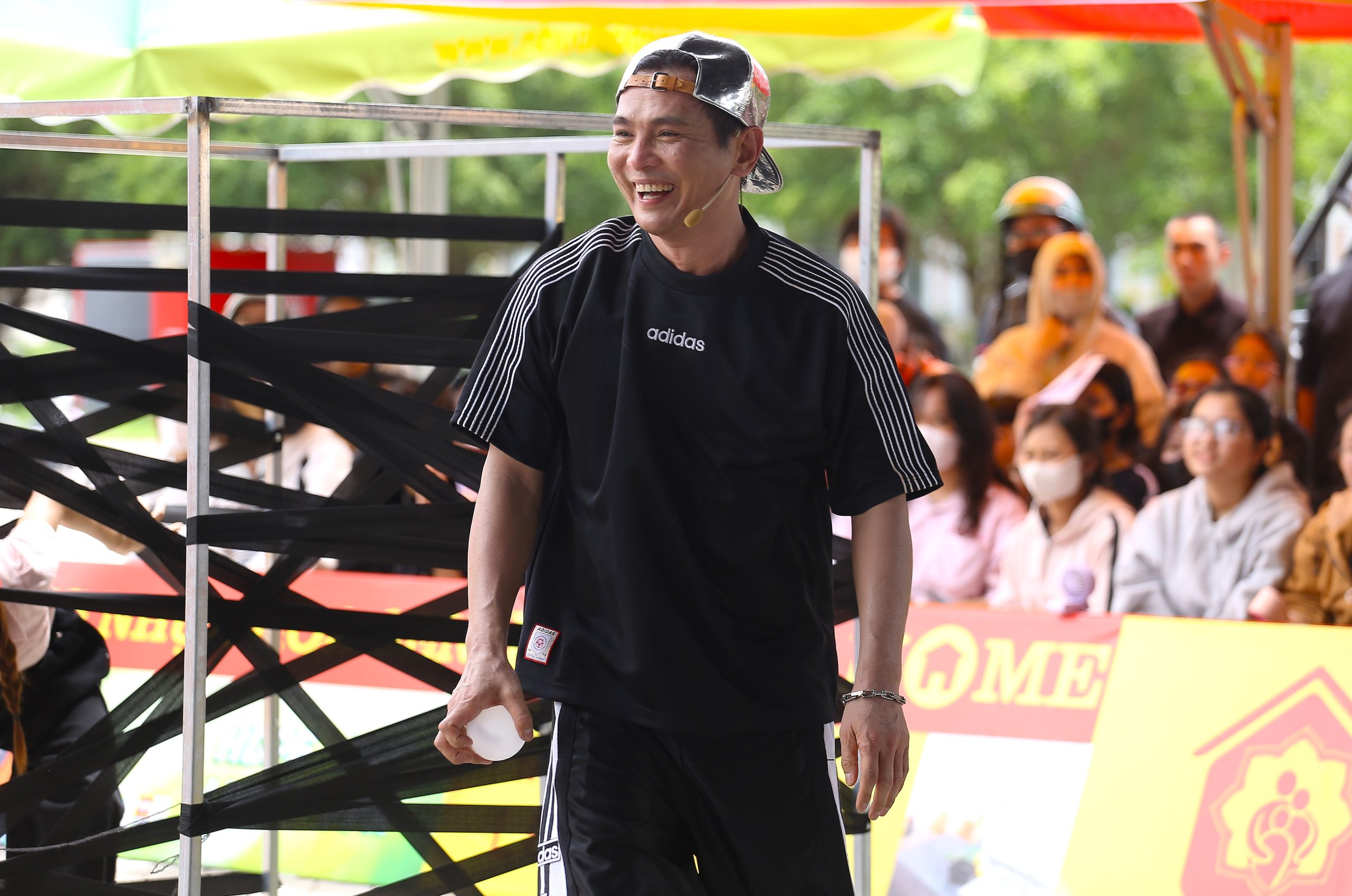 ”Jag är en tuff person, men när jag ser på barnens omständigheter kommer mina barndomsminnen tillbaka. Jag hoppas att Thuy Dao kommer att behålla sin beslutsamhet och alltid försöka studera hårt”, delade sångerskan Lam Hung.