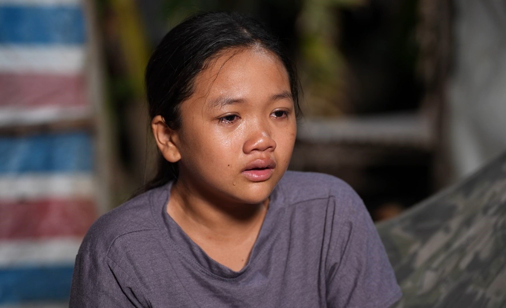 Elvaåriga Truong Ho Kim Han, föräldralös av sin mor och farfar, bor med sin far, mormor och två yngre syskon. Hon har alltid varit en flitig och duktig elev i många år.