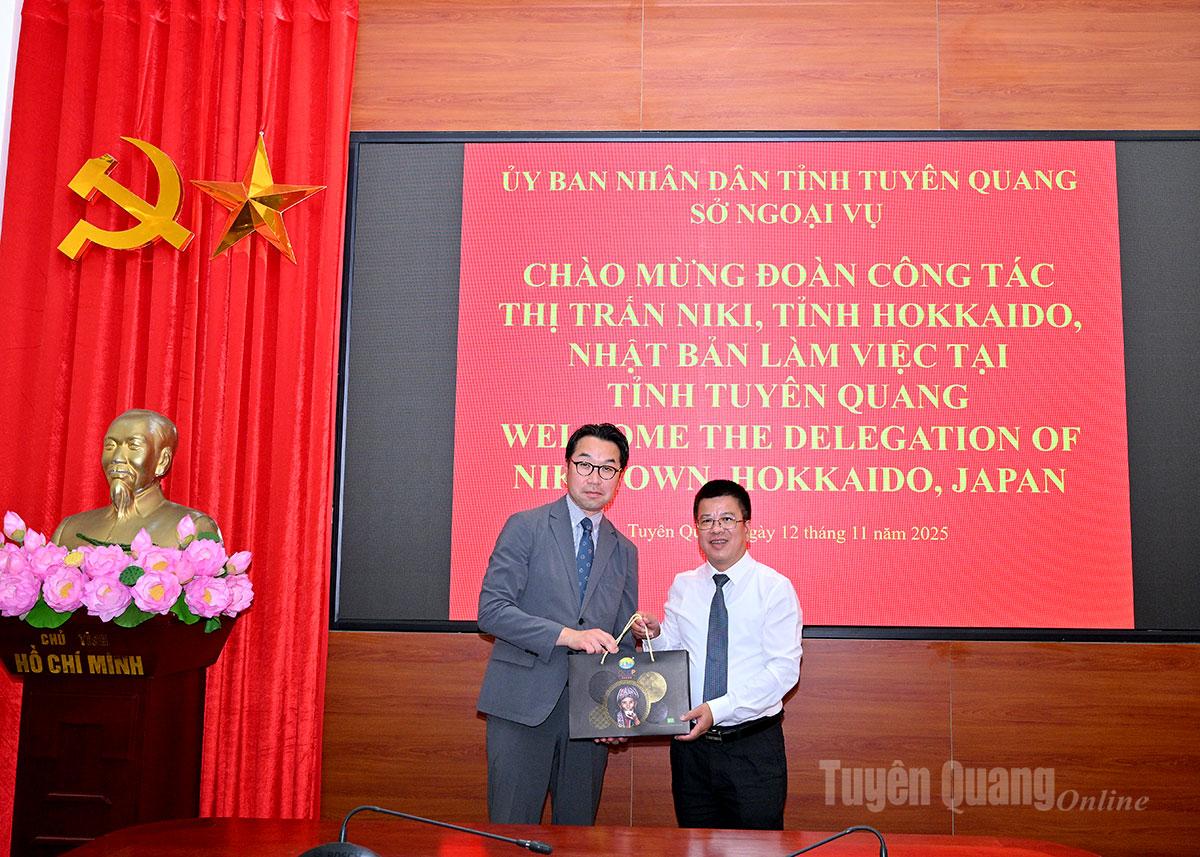 トゥエンクアングエンチュントゥ外務省部長が作業代表団に贈り物を贈呈した。