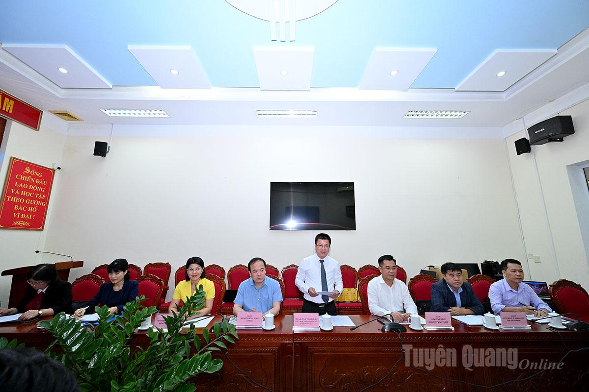 会議では、トゥエンクアン省党委員会委員、外務省長官のグエン・チュン・トゥー同志が演説した。