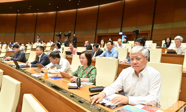 The National Assembly voted to pass the Resolution on the Socio-Economic Development Plan for 2026. (Photo: DUY LINH)