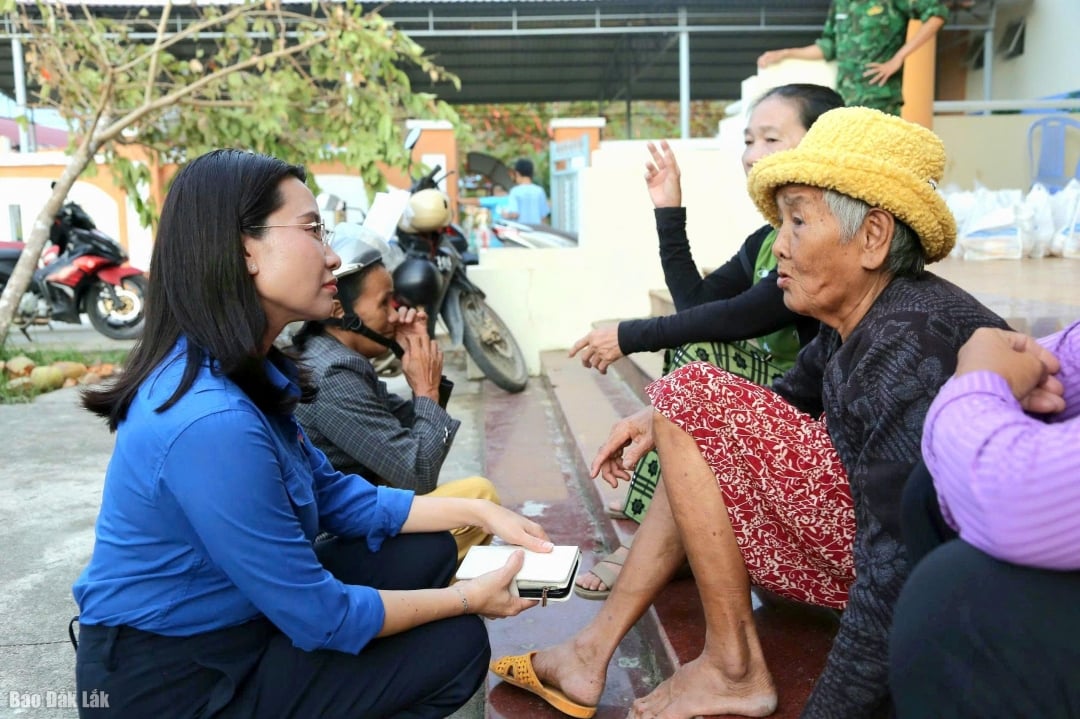 លេខាគណៈកម្មាធិការប្រតិបត្តិមជ្ឈិមសម្ព័ន្ធយុវជន ប្រធានក្រុមប្រឹក្សាមជ្ឈិមសម្ព័ន្ធយុវជនបានចុះសួរសុខទុក្ខប្រជាជននៅឃុំ Xuan Canh។