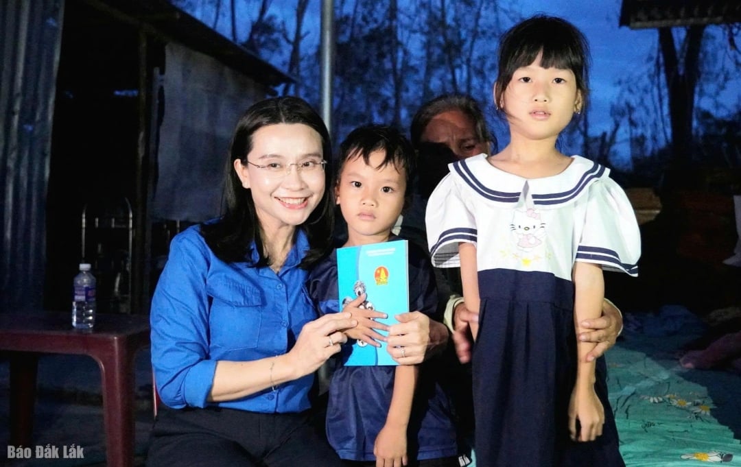 លេខាគណៈកម្មាធិការប្រតិបត្តិមជ្ឈិមសហភាពយុវជន ប្រធានក្រុមប្រឹក្សាកណ្តាលសហភាពយុវជន ជូនអំណោយដល់កុមារ។