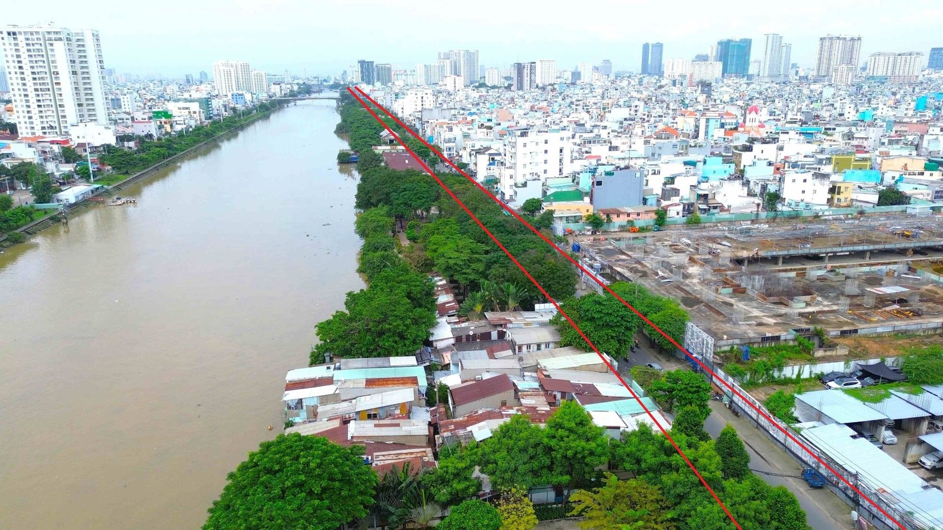 ホーチミン市第4区のトン・タット・トゥエット通りとケン・テ通りのパノラマ風景。