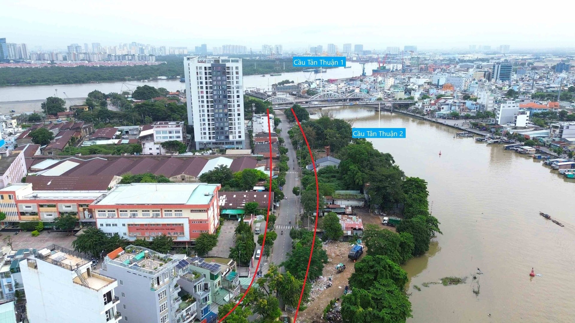 改修され、27メートルに拡張された後のトン・タット・トゥエット通りの眺め。