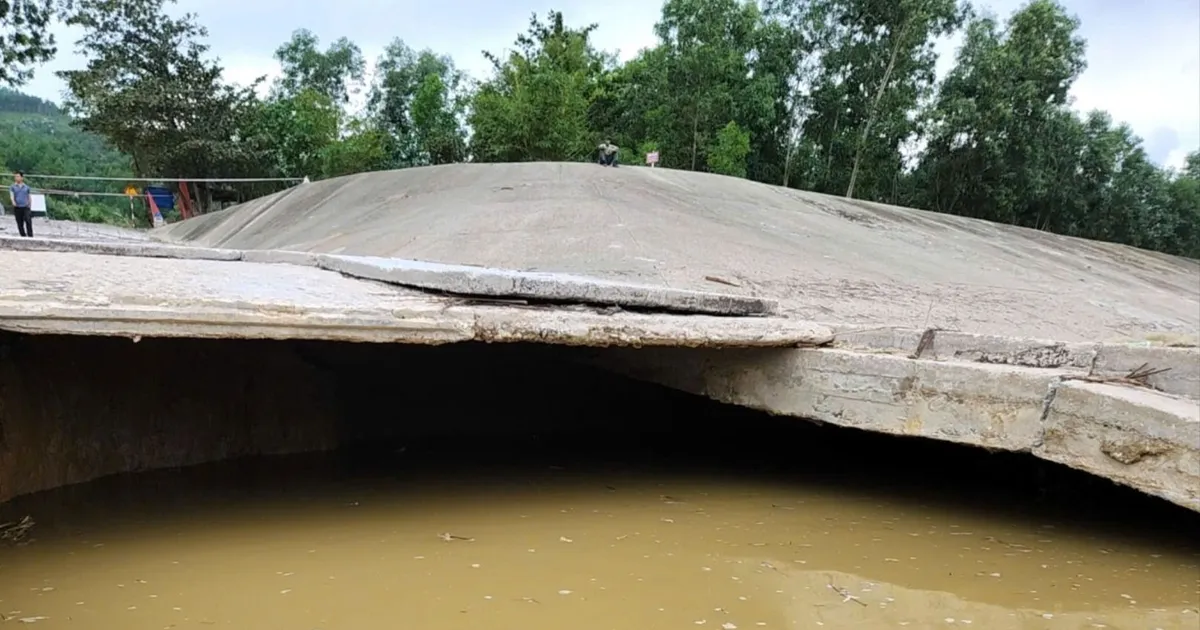 Quảng Ngãi: Cấm mọi phương tiện qua cầu tràn Thạch Nham, nhưng nhiều người vẫn bất chấp