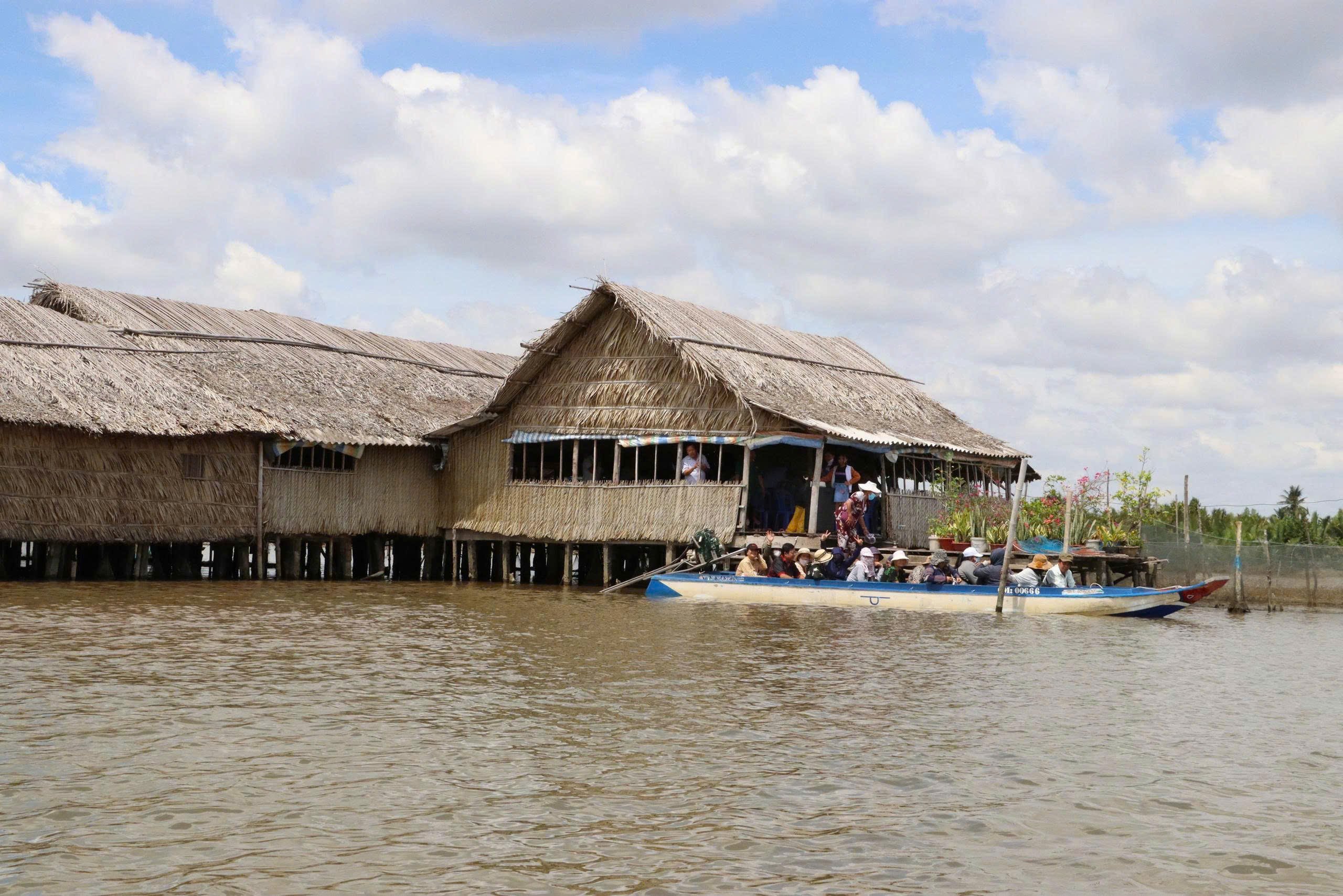 Khám phá "biển hồ giữa lòng đồng bằng" ở Cà Mau - Ảnh 2.