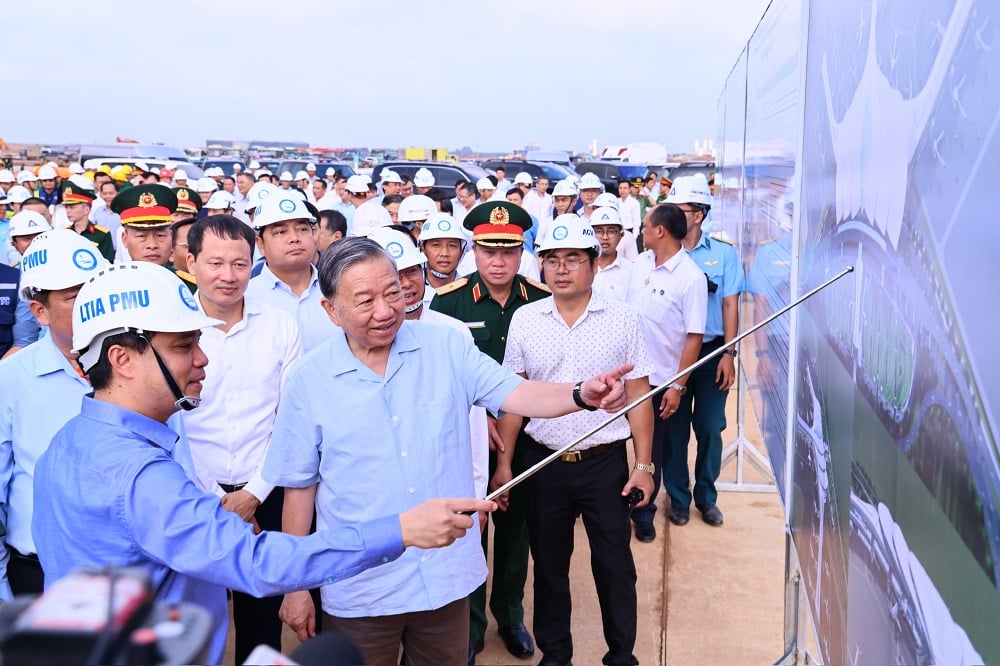 ການ​ນຳ​ວິ​ສາ​ຫະ​ກິດ​ສະ​ໜາມ​ບິນ​ຫວຽດ​ນາມ (ACV) ໄດ້​ລາຍ​ງານ​ກ່ຽວ​ກັບ​ຄວາມ​ຄືບ​ໜ້າ​ຂອງ​ໂຄງ​ການ​ສະ​ໜາມ​ບິນ​ລອງ​ແທ່ງ ໃຫ້​ທ່ານ​ເລ​ຂາ​ທິ​ການ​ໃຫຍ່ To Lam ແລະ​ຄະ​ນະ​ເຮັດ​ວຽກ. ພາບ: ກົງຫງວຽນ.