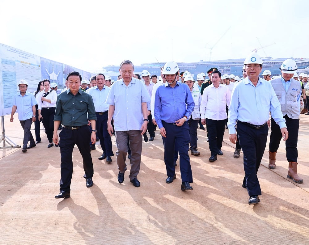 ທ່ານ​ເລ​ຂາ​ທິ​ການ​ໃຫຍ່ To Lam ແລະ​ຄະ​ນະ​ຜູ້​ເຮັດ​ວຽກ​ໄດ້​ລົງ​ກວດ​ກາ​ໂຄງ​ການ​ສະ​ໜາມ​ບິນ Long Thanh. ພາບ: ກົງຫງວຽນ
