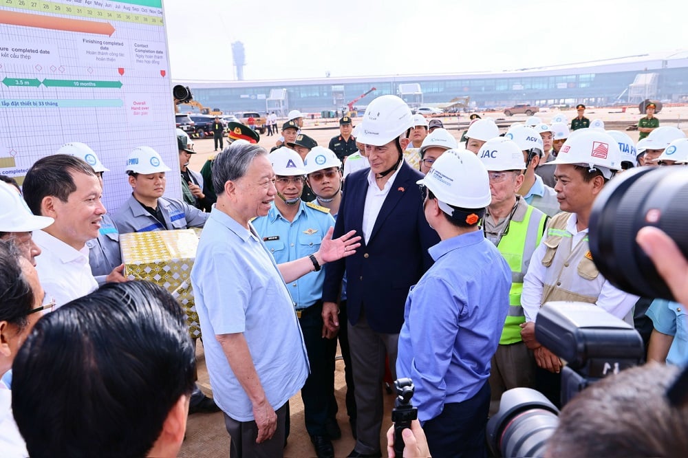 ທ່ານ​ເລຂາທິການ​ໃຫຍ່ To Lam ​ເຈລະຈາ​ກັບ​ຜູ້ຕາງໜ້າ​ບັນດາ​ນັກ​ລົງທຶນ ​ແລະ ຜູ້​ຮັບ​ເໝົາ​ໂຄງການ​ສະໜາມ​ບິນ Long Thanh. ພາບ: ກົງຫງວຽນ