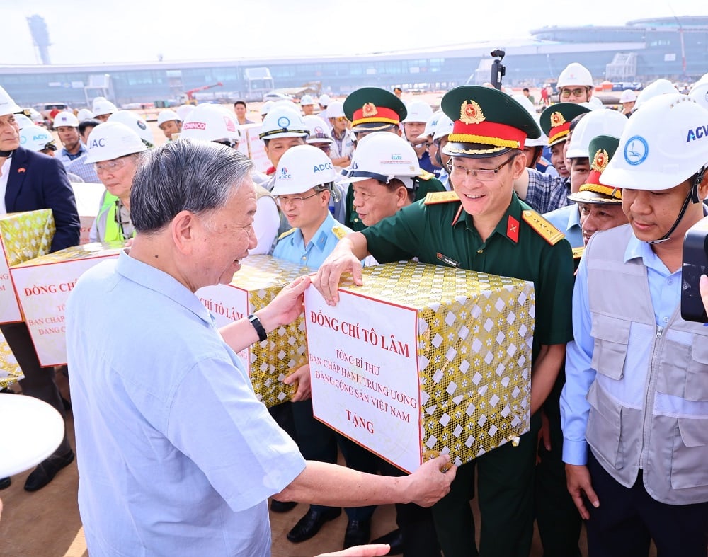 ທ່ານ​ເລຂາທິການ​ໃຫຍ່ To Lam ມອບ​ຂອງຂວັນ​ໃຫ້​ແກ່​ກຳລັງ​ກໍ່ສ້າງ​ໂຄງການ. ພາບ: ກົງຫງວຽນ