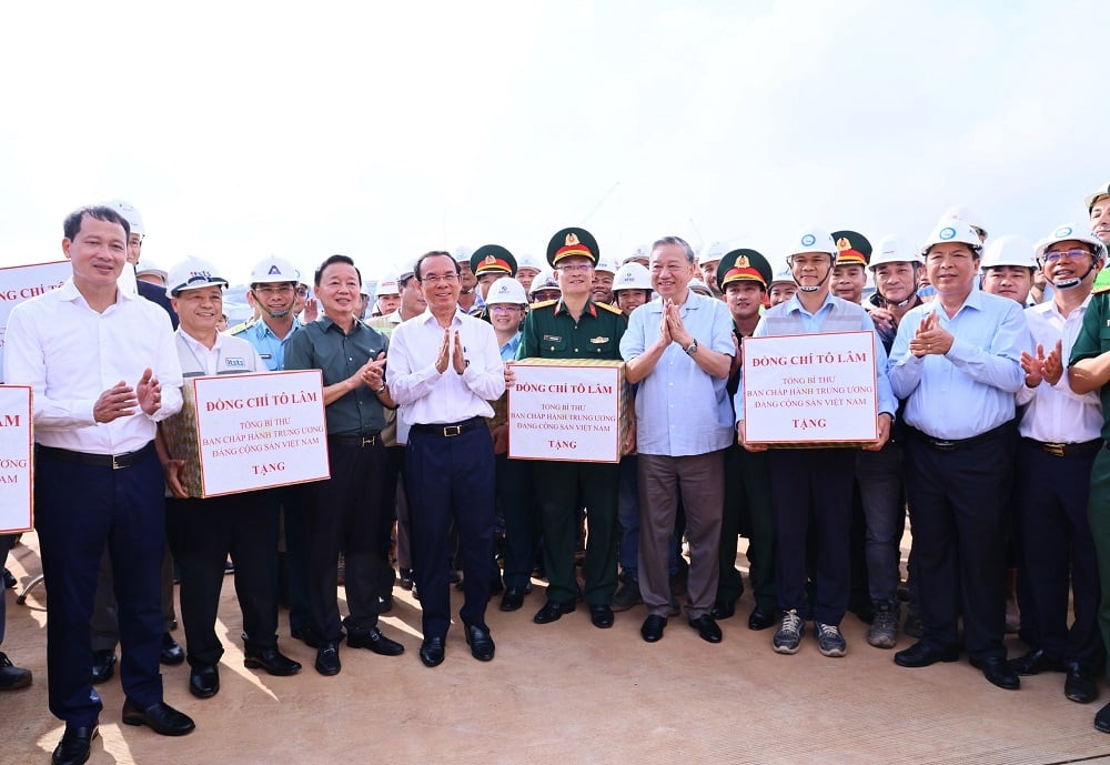 ທ່ານ​ເລຂາທິການ​ໃຫຍ່ To Lam ມອບ​ຂອງຂວັນ ​ແລະ ຖ່າຍຮູບ​ທີ່​ລະນຶກ​ກັບ​ກຳລັງ​ກໍ່ສ້າງ​ໂຄງການ​ສະໜາມ​ບິນ Long Thanh. ພາບ: ກົງຫງວຽນ