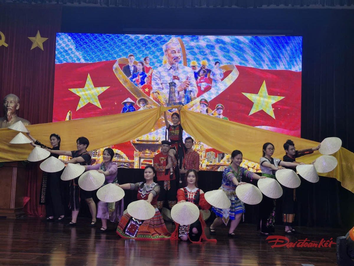 Chương trình hội thi văn nghệ được khai mạc vào tối 1/11. Ảnh: Hồng Phúc.