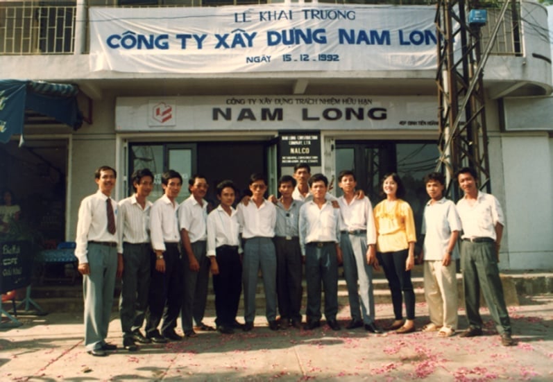 Tập thể lãnh đạo, nhân viên Nam Long những ngày mới thành lập. Ảnh: Nam Long.