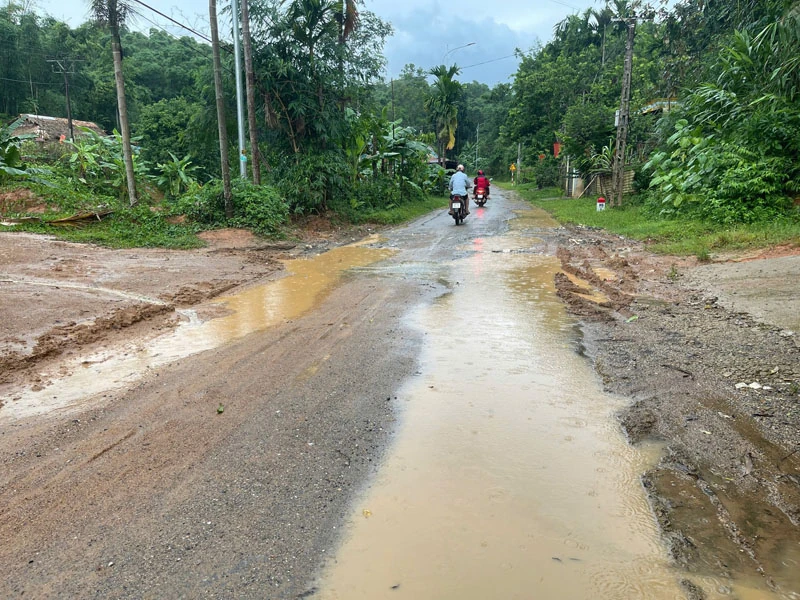 Många provinsiella vägar i bergsområden är allvarligt skadade.