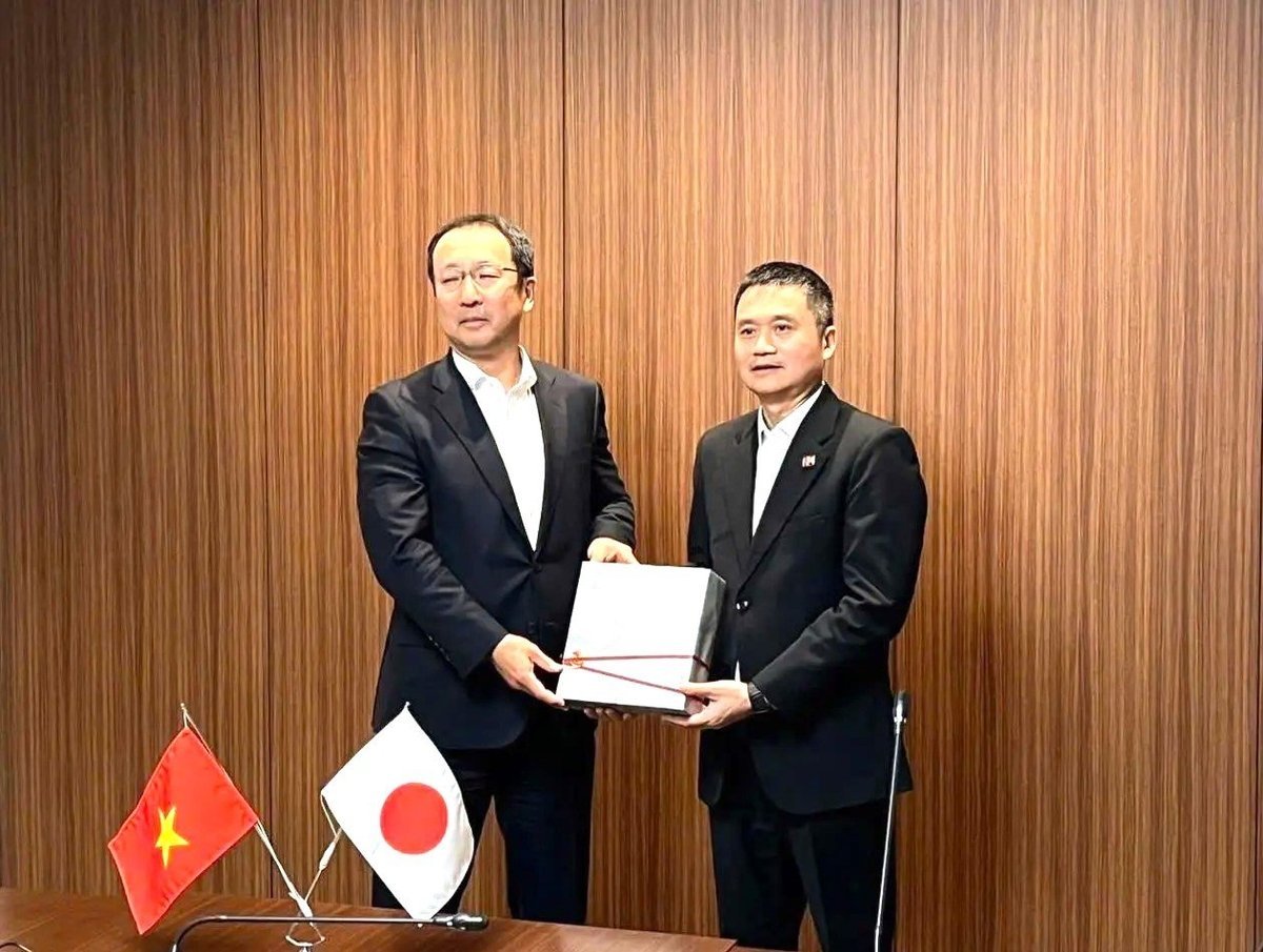 Tổng Giám đốc ENEOS Yamaguchi Atsuji trao quà kỷ niệm tặng Chủ tịch HĐQT Petrolimex Phạm Văn Thanh. Ảnh: Petrolimex.