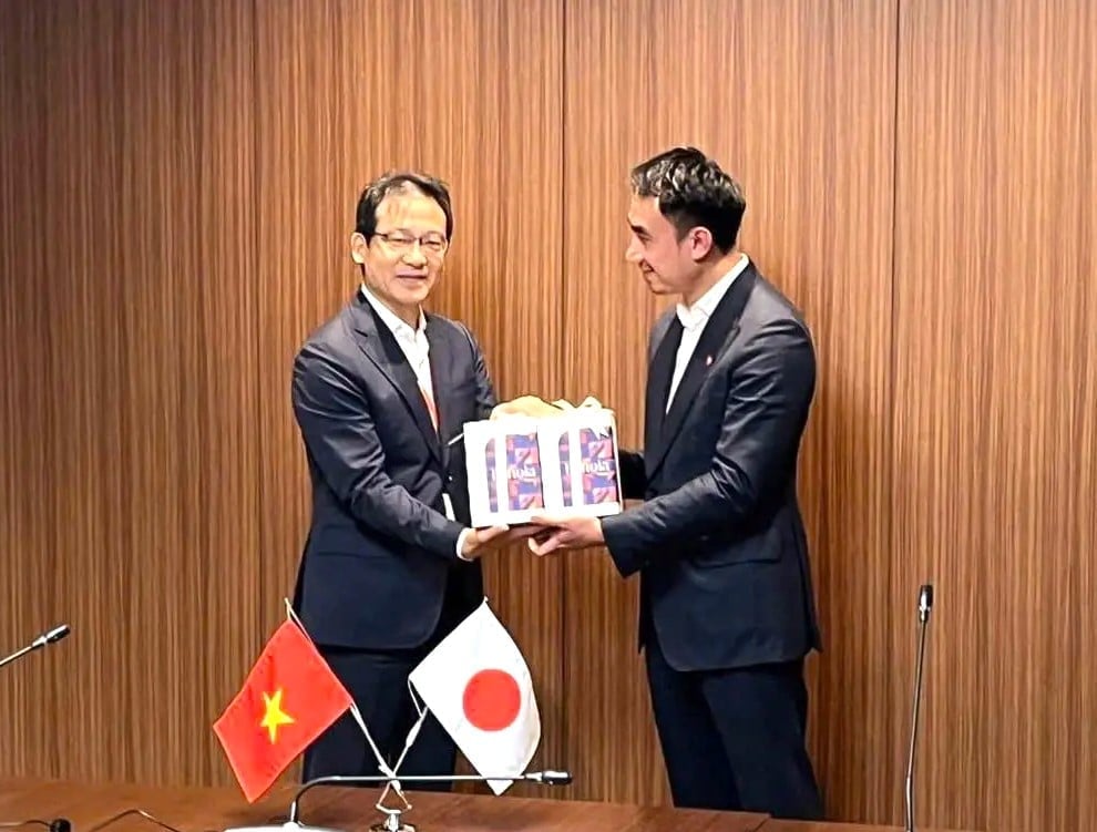 Thành viên HĐQT, Trưởng Ban chỉ đạo Kaizen Trần Tuấn Linh, đại diện đoàn Petrolimex, trao quà kỷ niệm tặng Phó Tổng giám đốc cấp cao ENEOS Murahashi Eiji. Ảnh: Petrolimex.