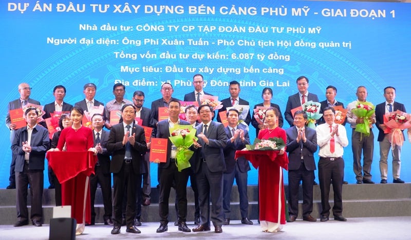 총 자본금 119조 7,000억 VND(46억 달러 이상)에 달하는 69개 프로젝트에 대해 투자 정책 결정, 투자 등록 증명서를 부여하고 투자 협력 각서(MOU)를 체결했습니다.