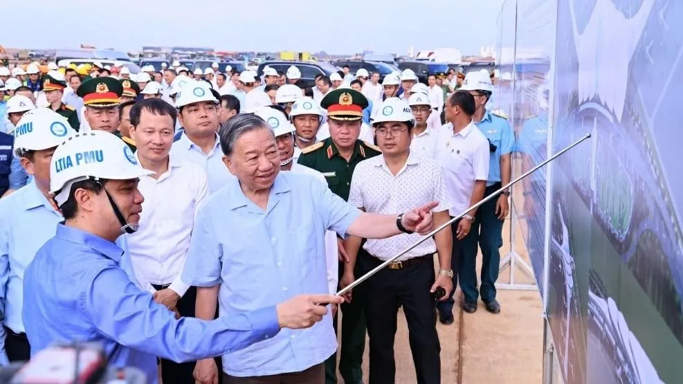 Tổng Bí thư Tô Lâm nghe lãnh đạo Tổng Công ty hàng không Việt Nam báo cáo tiến độ thi công dự án sân bay Long Thành. Ảnh: CÔNG NGHĨA