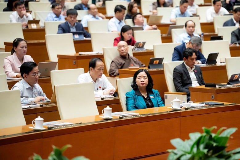 ប្រធានគណៈកម្មាធិការមជ្ឈិមរណសិរ្សមាតុភូមិវៀតណាម Bui Thi Minh Hoai ចូលរួមសម័យពិភាក្សា (រូបថត៖ Quang Vinh)