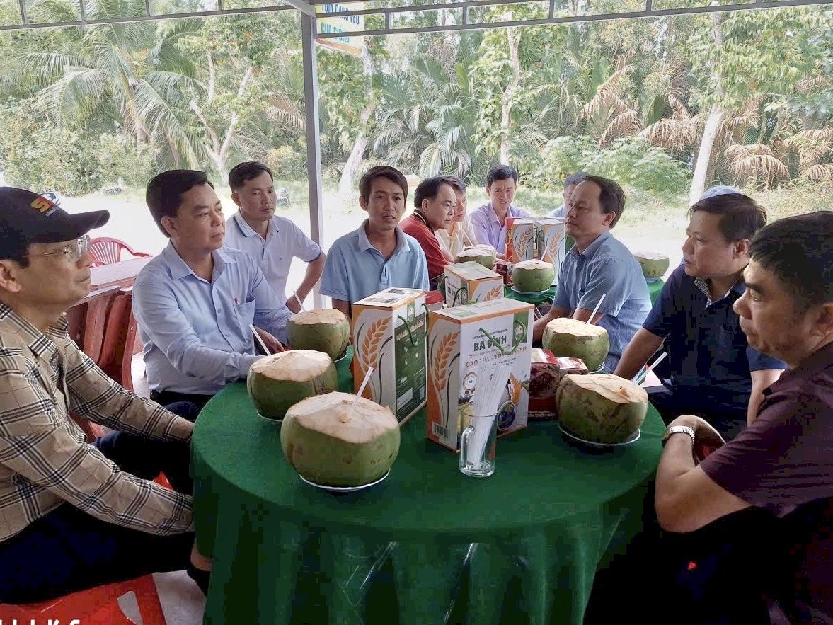 Nhiều đơn vị trong và ngoài tỉnh đến tham quan mô hình của HTX Ba Đình. Ảnh: Trọng Linh.