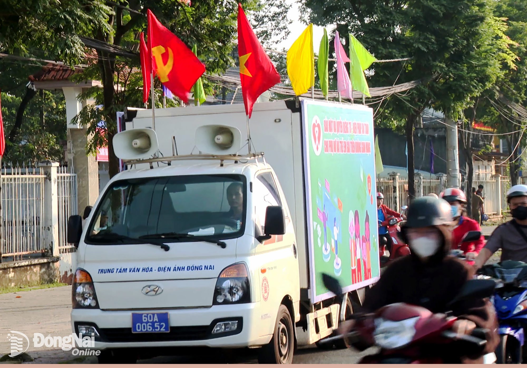 Parade von blumengeschmückten Autos zur Bewerbung des Aktionsmonats in den Straßen des Stadtbezirks Dong Xoai. Foto: Tran Canh
