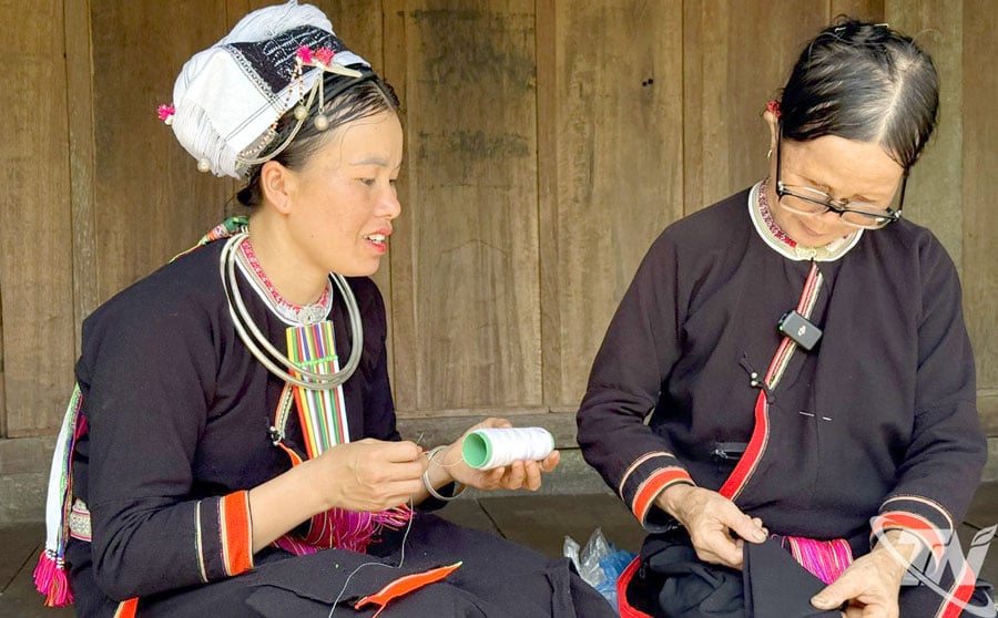 ຊາວ​ບ້ານ​ແຄວ້ນ​ດ່າວ​ຮັກ​ສາ​ການ​ທໍ​ລະ​ນີ​ດ​ຄິ້ວ​ພື້ນ​ເມືອງ​ແລະ​ການ​ຖັກ​ແສ່ວ​ດ້ວຍ​ມື​ຂອງ​ຊົນ​ເຜົ່າ San Chi.