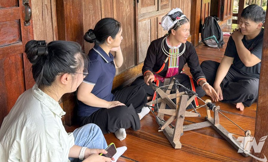 ນັກ​ທ່ອງ​ທ່ຽວ​ໜຸ່ມ​ໄດ້​ສຳ​ຜັດ ​ແລະ ຮຽນ​ຮູ້​ກ່ຽວ​ກັບ​ການ​ຖັກ​ແສ່ວ​ແບບ​ດັ້ງ​ເດີມ ​ແລະ ການ​ຖັກ​ແສ່ວ​ດ້ວຍ​ມື​ຂອງ​ຊາວ​ບ້ານ​ແຄວ້ນ.