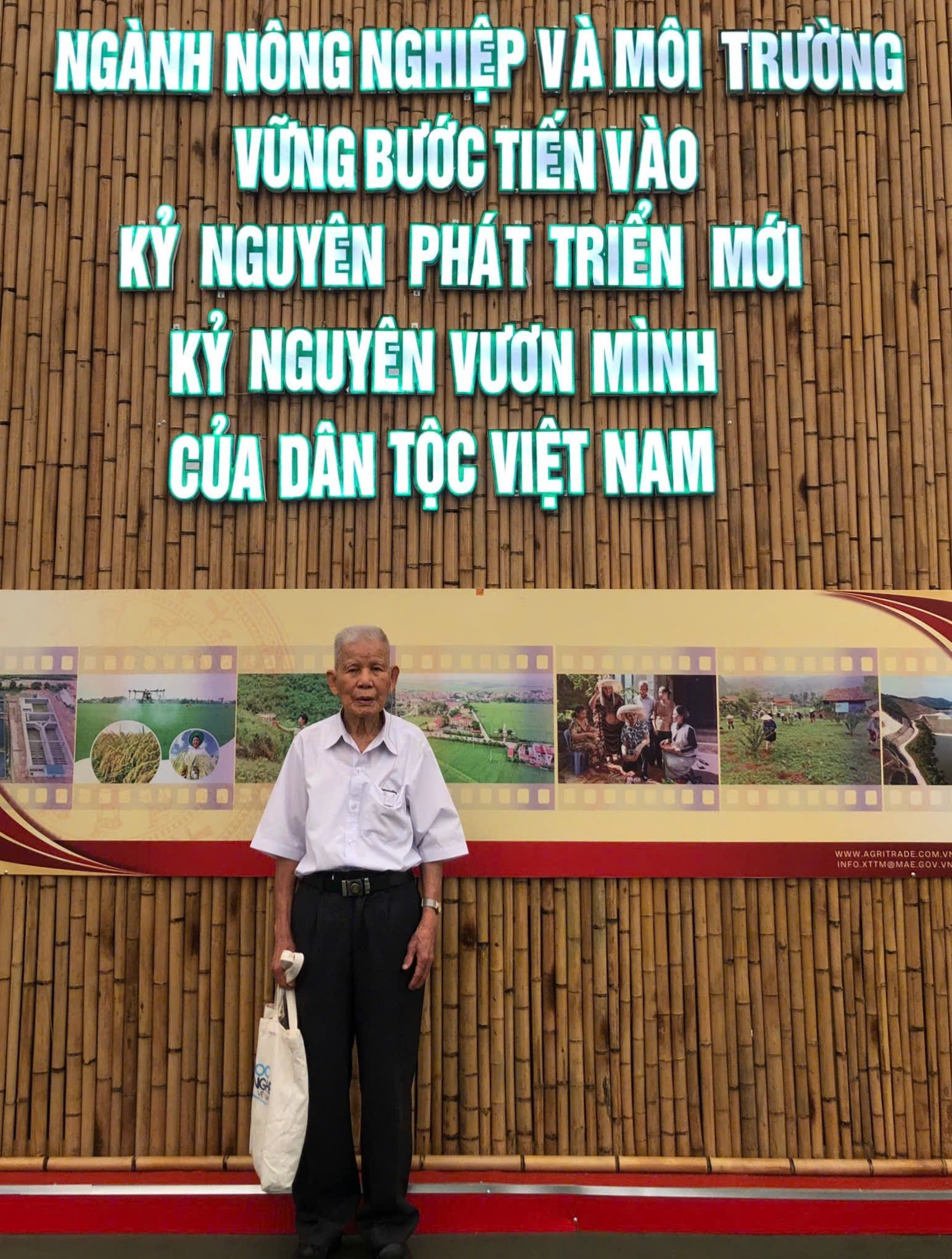 Profesor Dr. Dang Huy Huynh navštěvuje výstavní plochu Ministerstva zemědělství a životního prostředí v Národním výstavním centru. Foto: Poskytla postava.