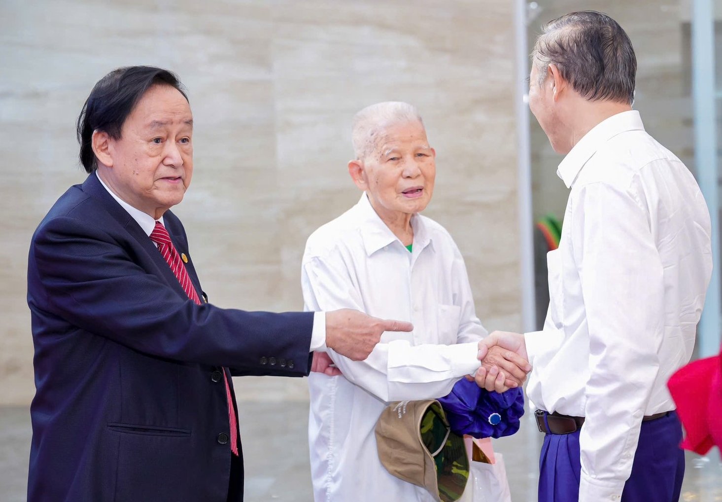 Profesor Dr. Dang Huy Huynh (stojící uprostřed) se setkal s představiteli ministerstva zemědělství a životního prostředí a odborníky v oblasti zemědělství. Foto: Poskytla postava.