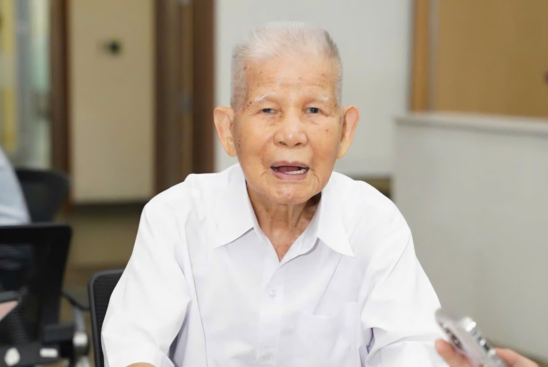 Profesor Dang Huy Huynh se podělil: „Zdroje jsou kapitál, můžeme je využít pouze pro zisk,“ a zdůraznil ochranu přírody a rozvoj. Foto: Poskytla postava.