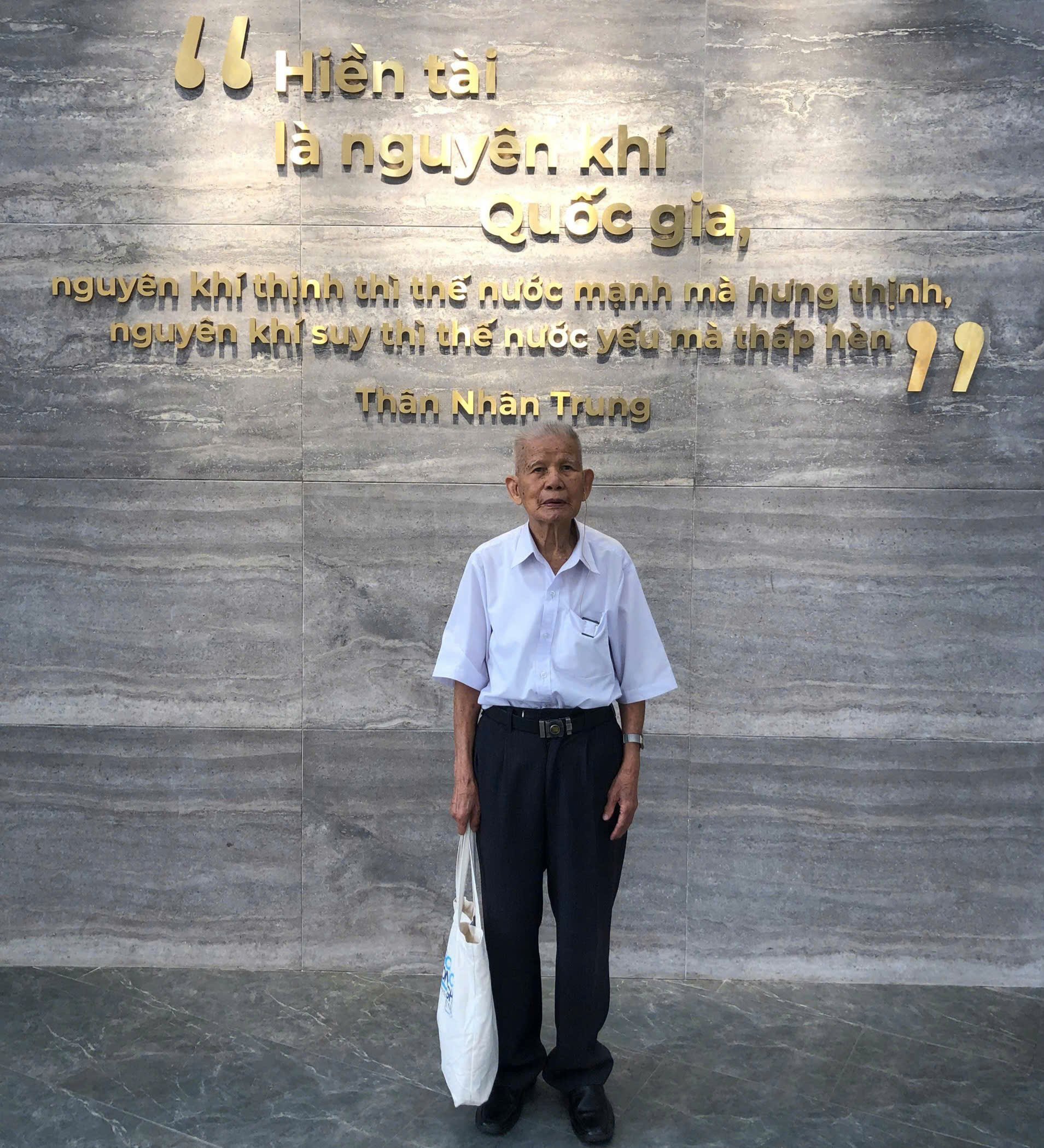 Profesor Dang Huy Huynh se svěřil, že si opravdu váží citátu Than Nhan Trunga, který je uveden na zdi univerzity. Foto: Poskytla postava.