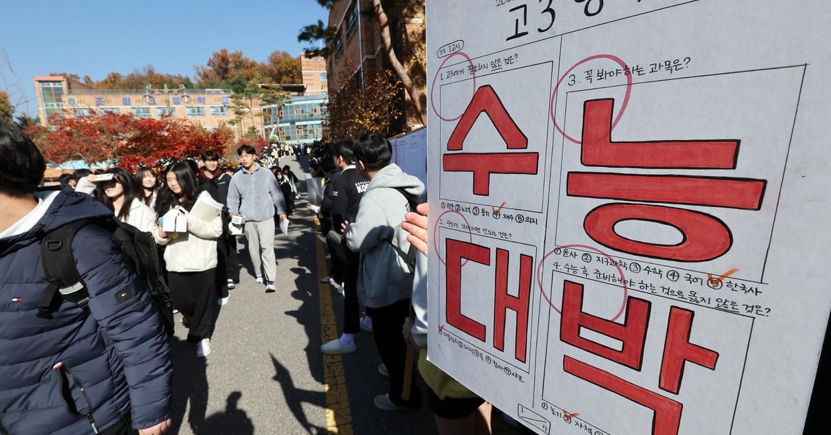 Lứa 'heo vàng' 2007 khiến kỳ thi đại học Hàn Quốc đông kỷ lục