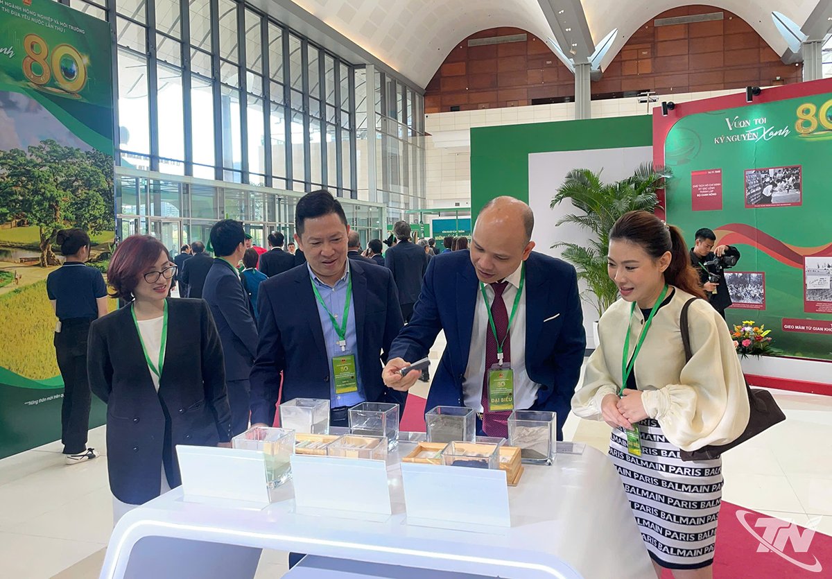 מר טראן פואנג - סגן מנהל מחלקת ניירות הערך של וייטנאם, ביקר בביתן של תערוכת חומרי הטכנולוגיה הגבוהה של מסאן.