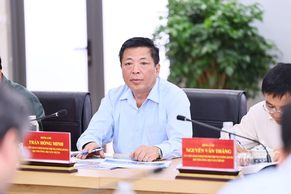 ກໍາມະການສູນກາງພັກ, ລັດຖະມົນຕີກະຊວງກໍ່ສ້າງ ເຈີ່ນຮົ່ງມິນ ເຂົ້າຮ່ວມກອງປະຊຸມ ພາບ: ກົງຫງວຽນ