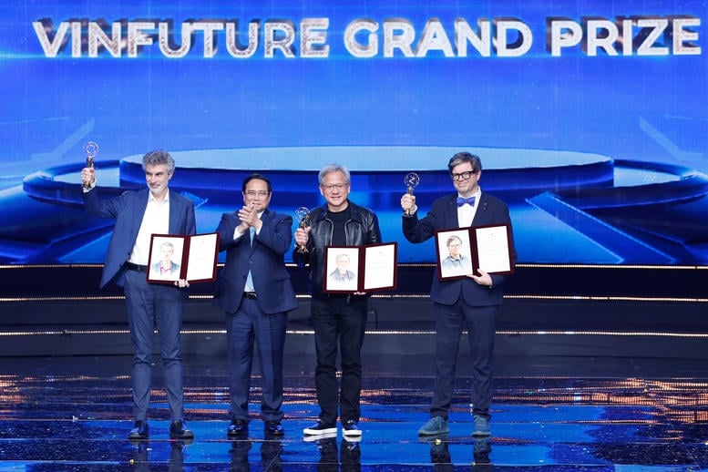 ທ່ານ​ນາ​ຍົກ​ລັດ​ຖະ​ມົນ​ຕີ Pham Minh Chinh ມອບ​ລາງວັນ VinFuture 2024.