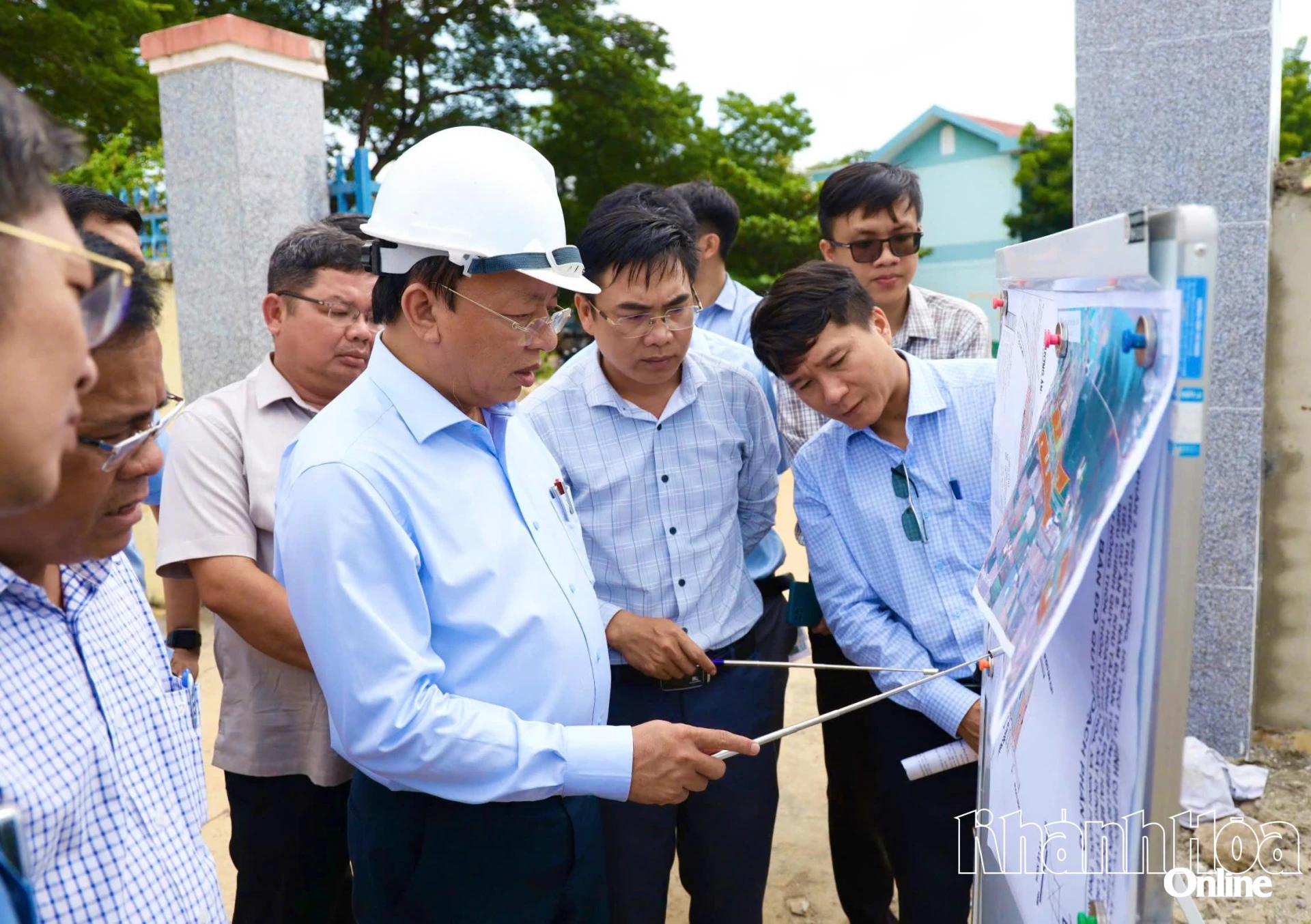 Kamrat Le Huyen inspekterade byggarbetsplatserna för återbosättningsområdena som betjänar höghastighetsjärnvägsprojektet som passerar genom provinsen.
