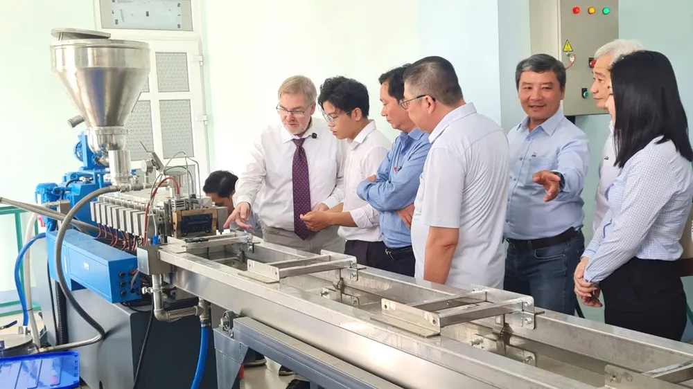 គណៈប្រតិភូទៅទស្សនាកន្លែងកែឆ្នៃផ្លាស្ទិចនៃគម្រោងបណ្តាញនៃសាកលវិទ្យាល័យ Kien Giang។ រូបថត៖ ណាំ ខូវ